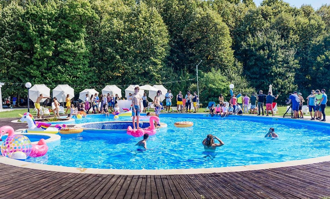 Locatiile TreeHouse - locatii de evenimente companii in aer liber in natura la padure cu piscina