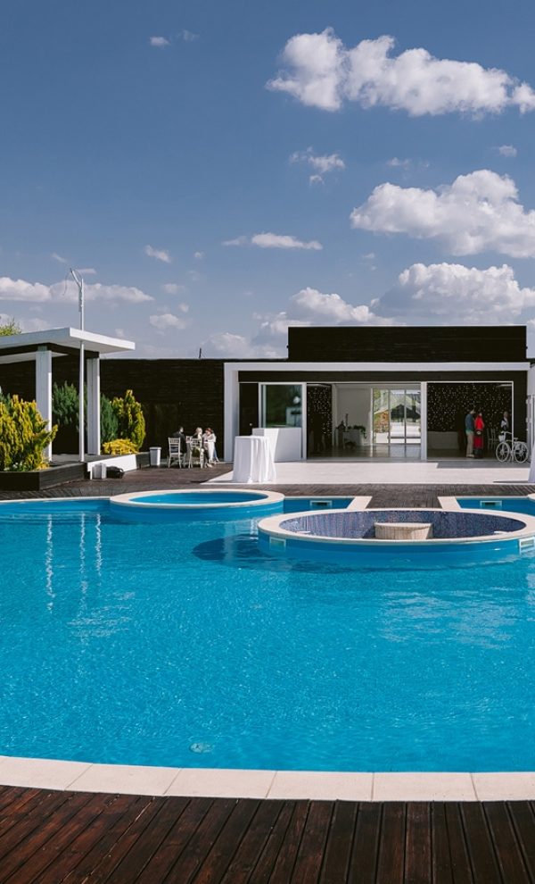 Locatiile TreeHouse - locatii de nunti in aer liber in natura - top locatii de nunta la padure-piscina