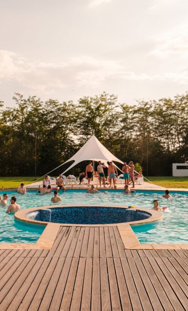 petrecere companie aer liber