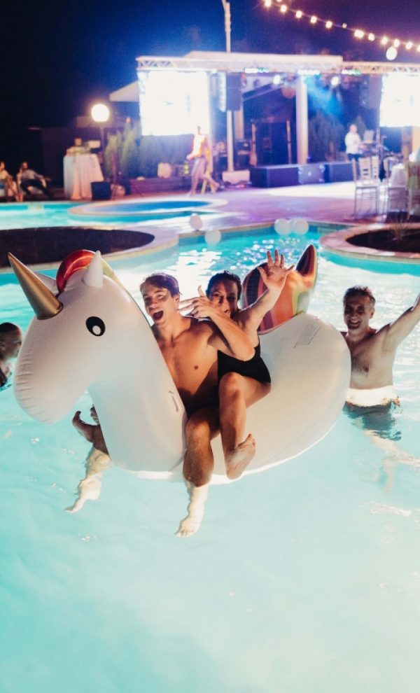 petrecere companie aer liber