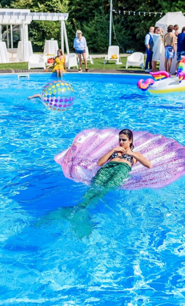 petrecere la piscina