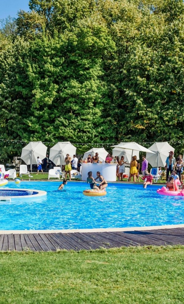 petrecere la piscina