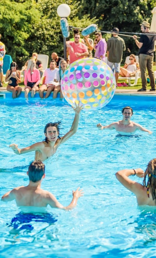 petrecere la piscina