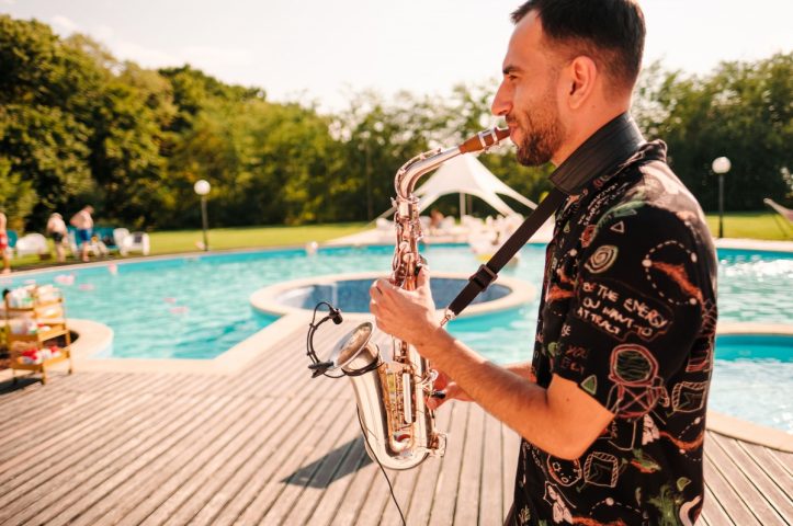 corporate pool party in natura