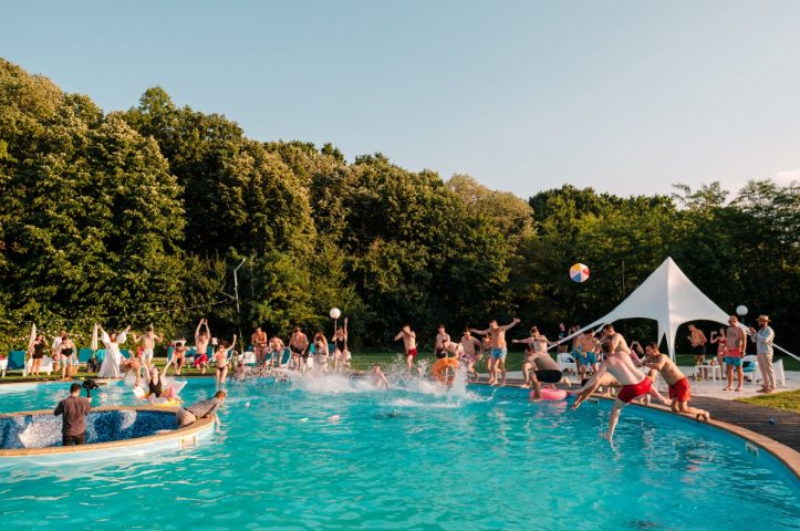 corporate pool party in natura