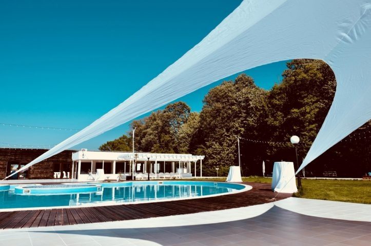 Locatiile TreeHouse - locatii de evenimente companii in aer liber in natura la padure cu piscina