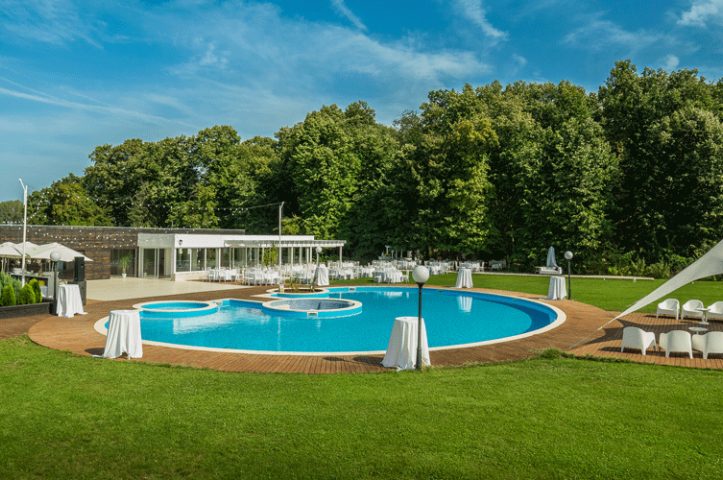 Locatiile TreeHouse - locatii de nunti in aer liber in natura - top locatii de nunta la padure-piscina