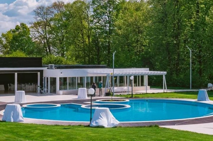 Locatiile TreeHouse - locatii de nunti in aer liber in natura - top locatii de nunta la padure-piscina