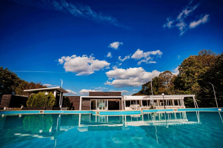 Locatiile TreeHouse - locatii de nunti in aer liber in natura - top locatii de nunta la padure-piscina