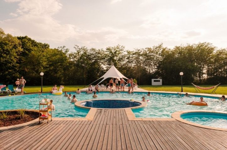 Locatiile TreeHouse - locatii de nunti in aer liber in natura - top locatii de nunta la padure-piscina