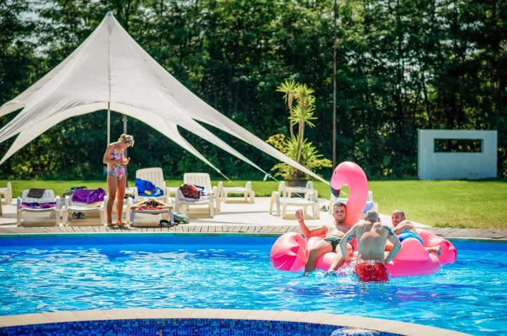 petrecere companie aer liber