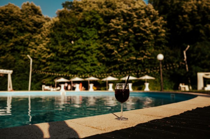 petrecere corporate piscina in aer liber