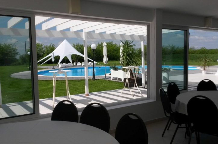 petrecere corporate piscina in aer liber