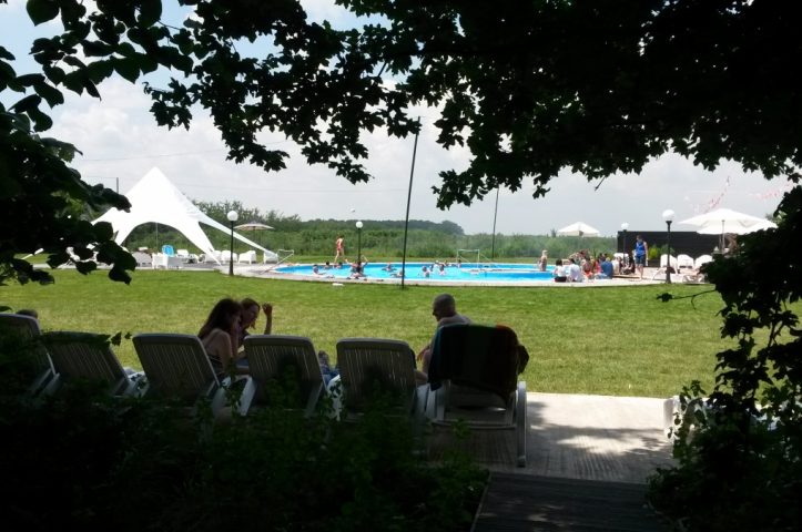 petrecere corporate piscina in aer liber