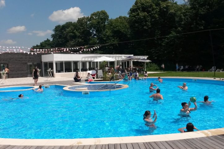 petrecere corporate piscina in aer liber