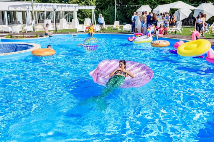 petrecere la piscina
