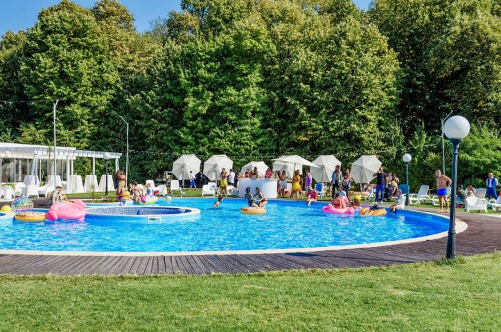 petrecere la piscina