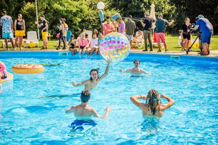petrecere la piscina
