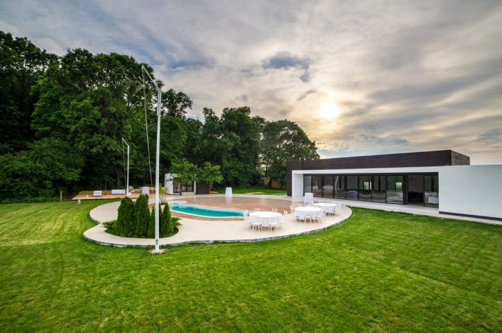 petrecere la piscina