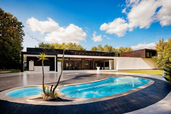 petrecere la piscina