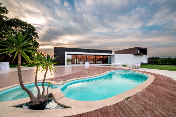 petrecere la piscina