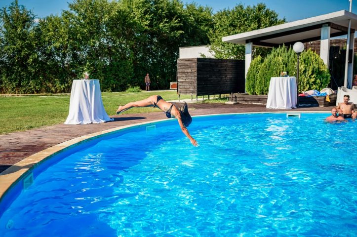piscina petrecere aer liber