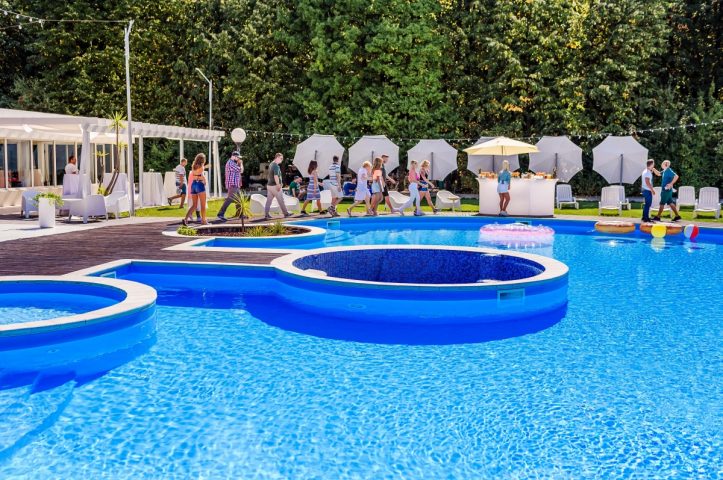 piscina petrecere aer liber