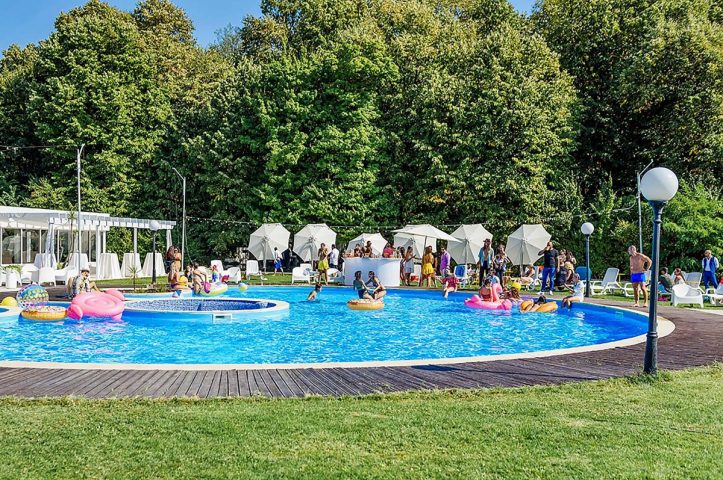 piscina petrecere aer liber