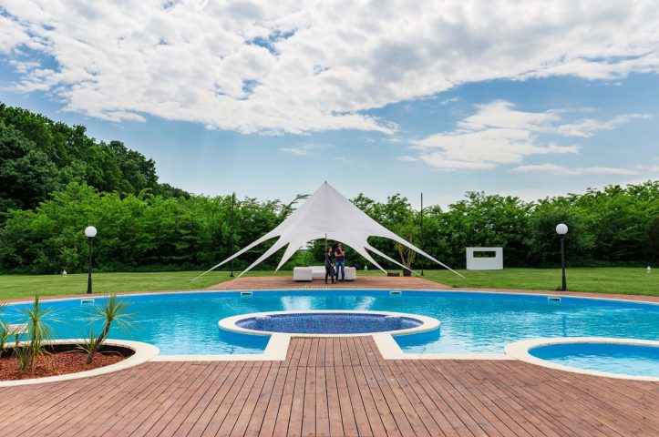 reambuilding in natura petrecere piscina 