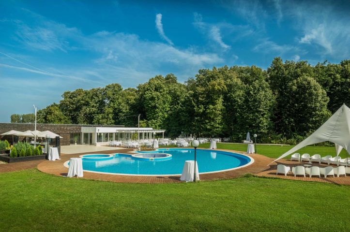 reambuilding in natura petrecere piscina 