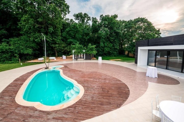 reambuilding in natura petrecere piscina 