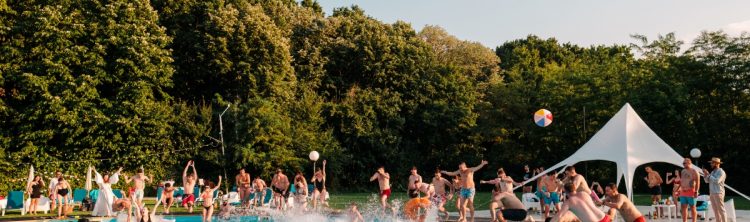 petrecere companie aer liber