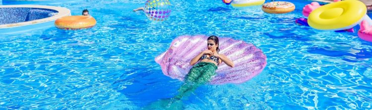 petrecere la piscina