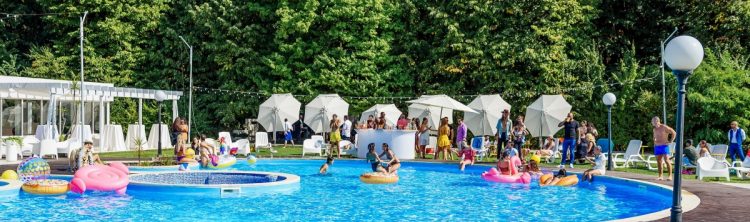 petrecere la piscina