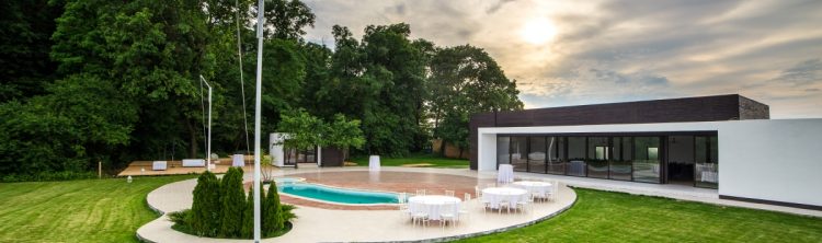 petrecere la piscina