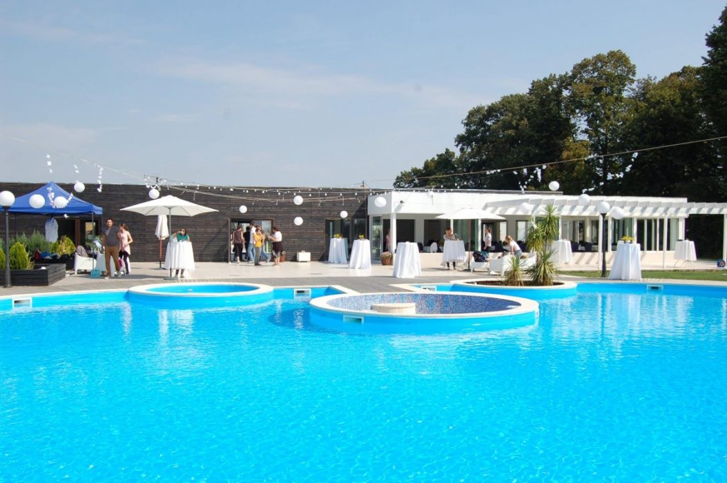 Locatiile TreeHouse - locatii de nunti in aer liber in natura - top locatii de nunta la padure-piscina