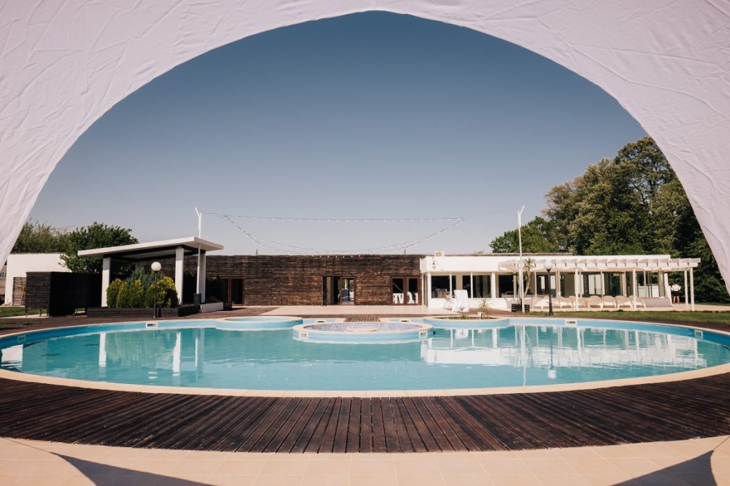 Locatiile TreeHouse - locatii de nunti in aer liber in natura - top locatii de nunta la padure-piscina