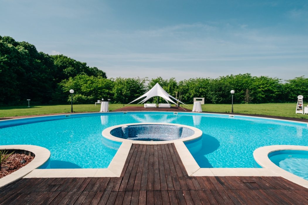 Locatiile TreeHouse - locatii de nunti in aer liber in natura - top locatii de nunta la padure-piscina