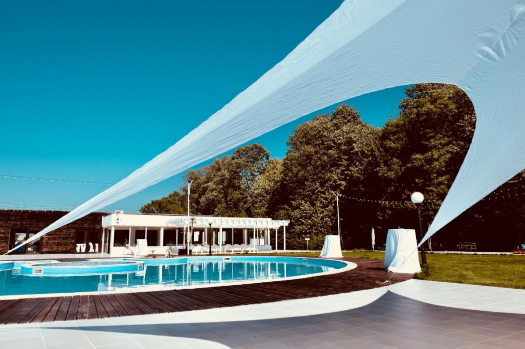 Locatiile TreeHouse - locatii de nunti in aer liber in natura - top locatii de nunta la padure-piscina