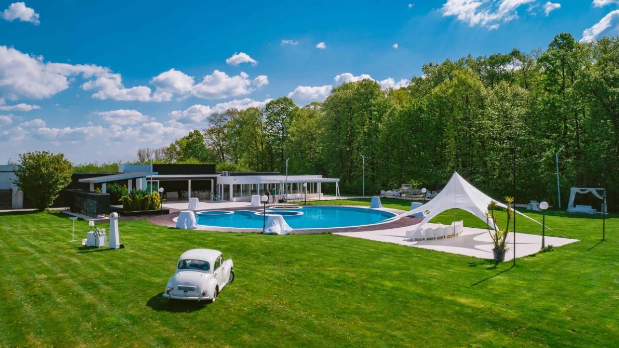 Locatiile TreeHouse - locatii de nunti in aer liber in natura - top locatii de nunta la padure-piscina