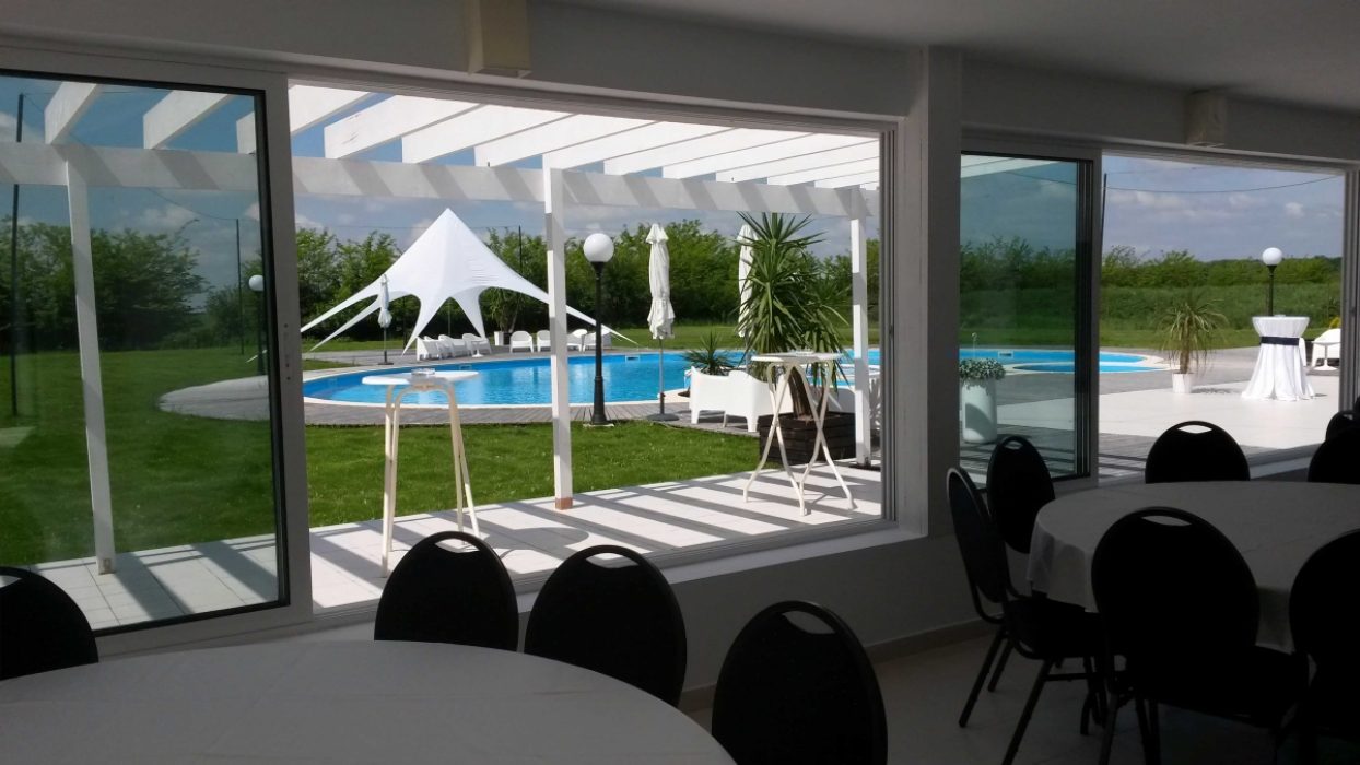 petrecere corporate piscina in aer liber
