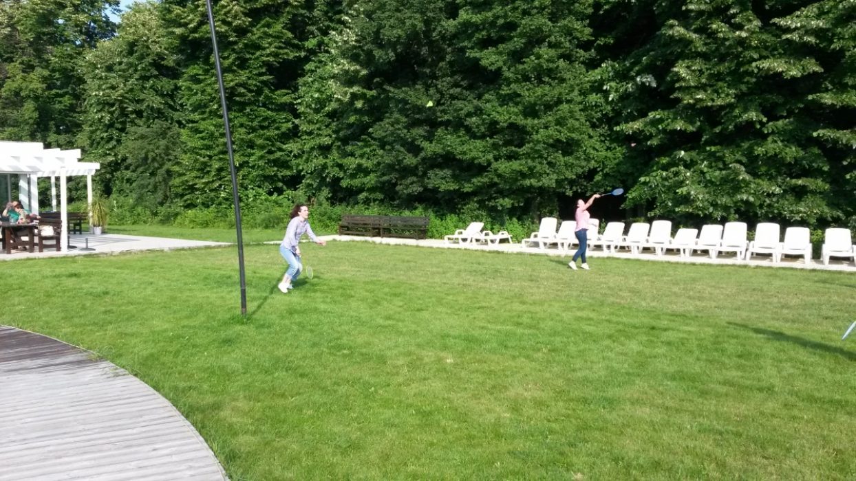 petrecere corporate piscina in aer liber