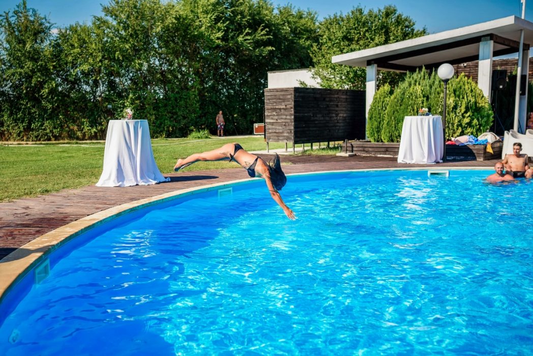 piscina petrecere aer liber