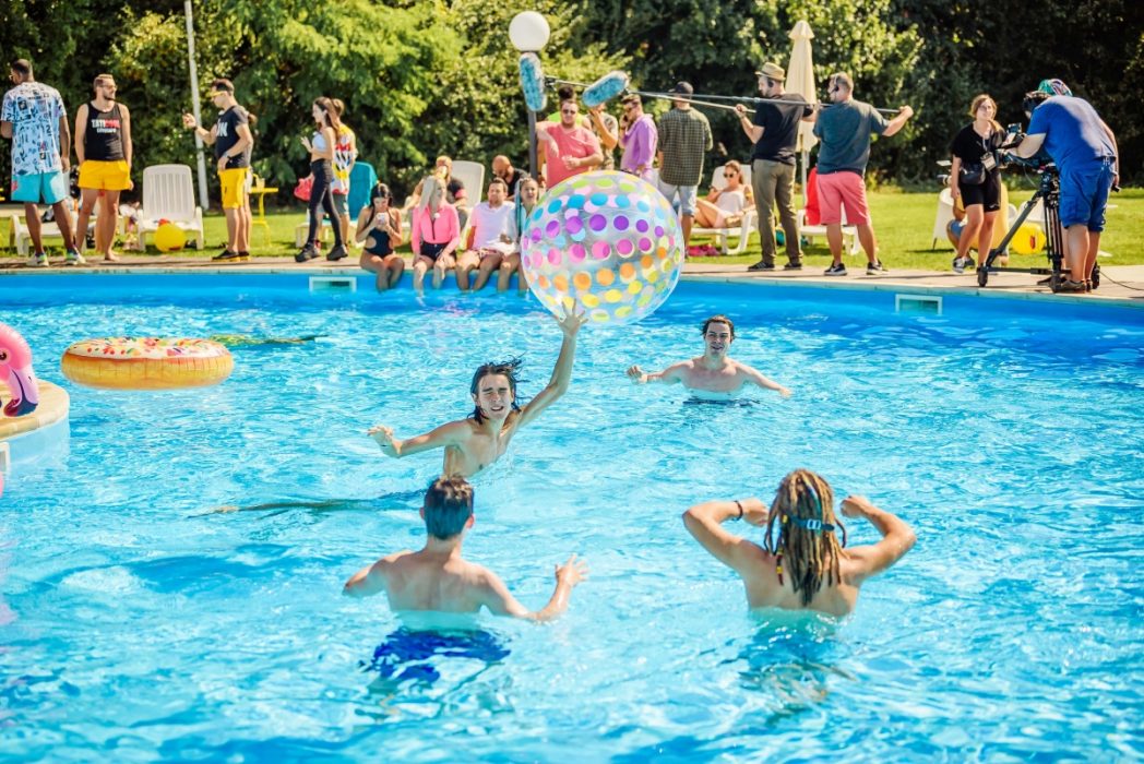 piscina petrecere aer liber