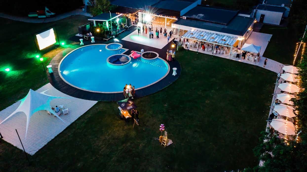 piscina petrecere aer liber