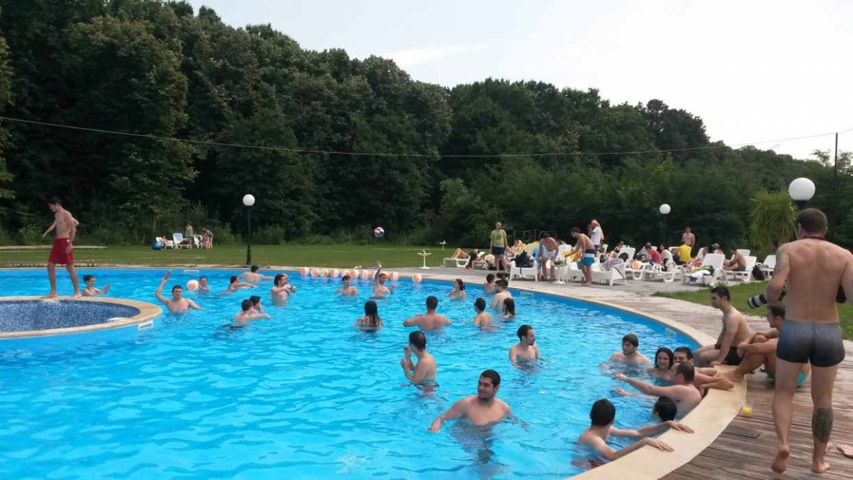 reambuilding in natura petrecere piscina 