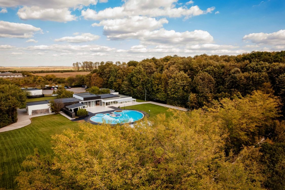 Locatiile TreeHouse - locatii de nunti in aer liber in natura - top locatii de nunta la padure-piscina