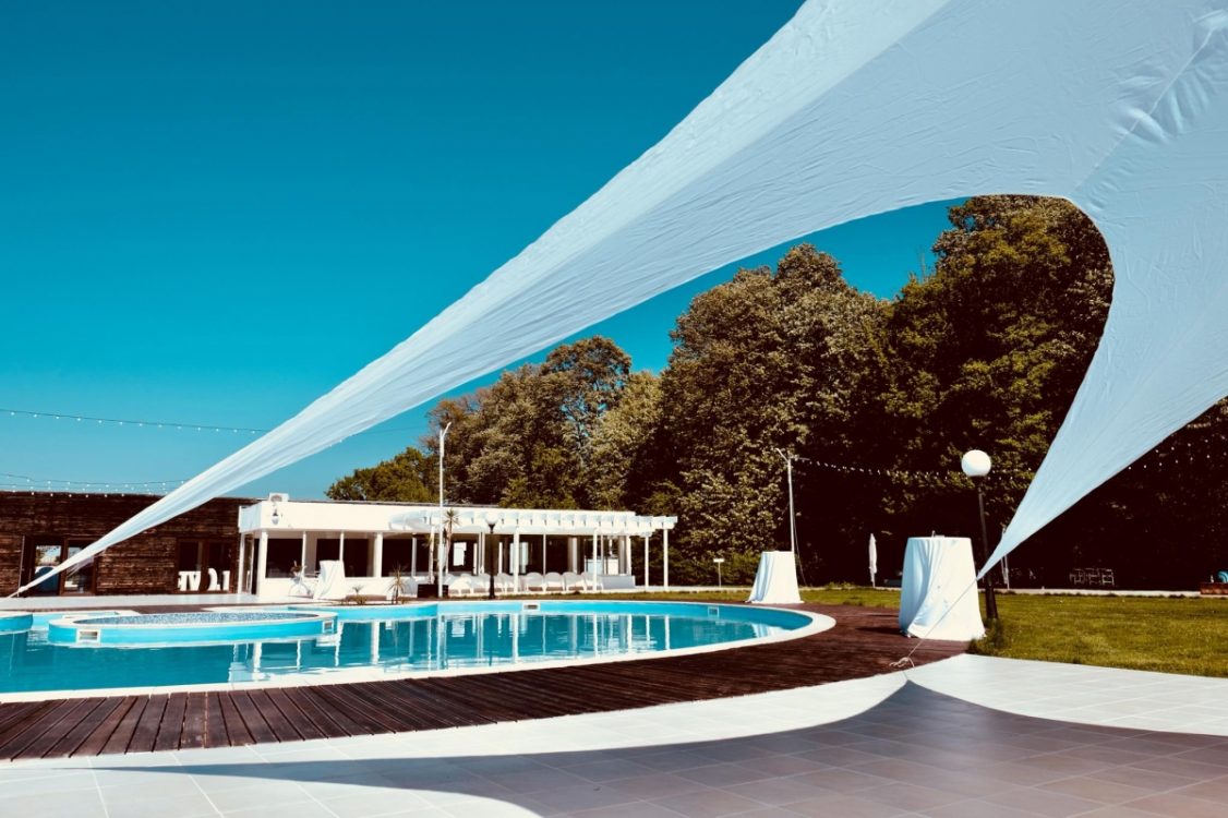 Locatiile TreeHouse - locatii de nunti in aer liber in natura - top locatii de nunta la padure-piscina